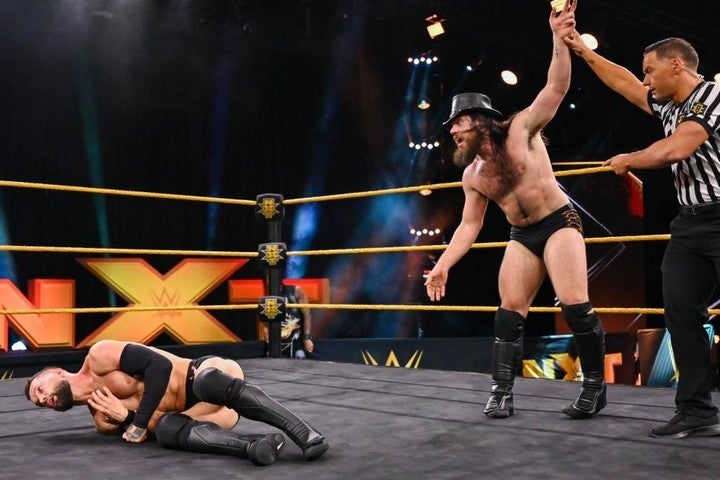 ベイラーは、プリーストの介入により、グライムスに敗退する。(C)2020 WWE,Inc. All Rights Reserved.