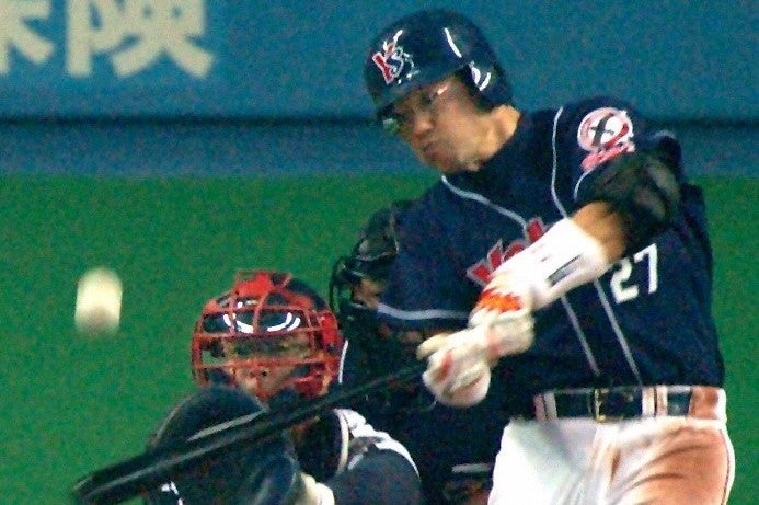 通算2097安打の打撃に加えて、好リードと強肩で捕手としても投手陣を引っ張る古田は、名実ともにこのチームの大黒柱だ。写真：朝日新聞社