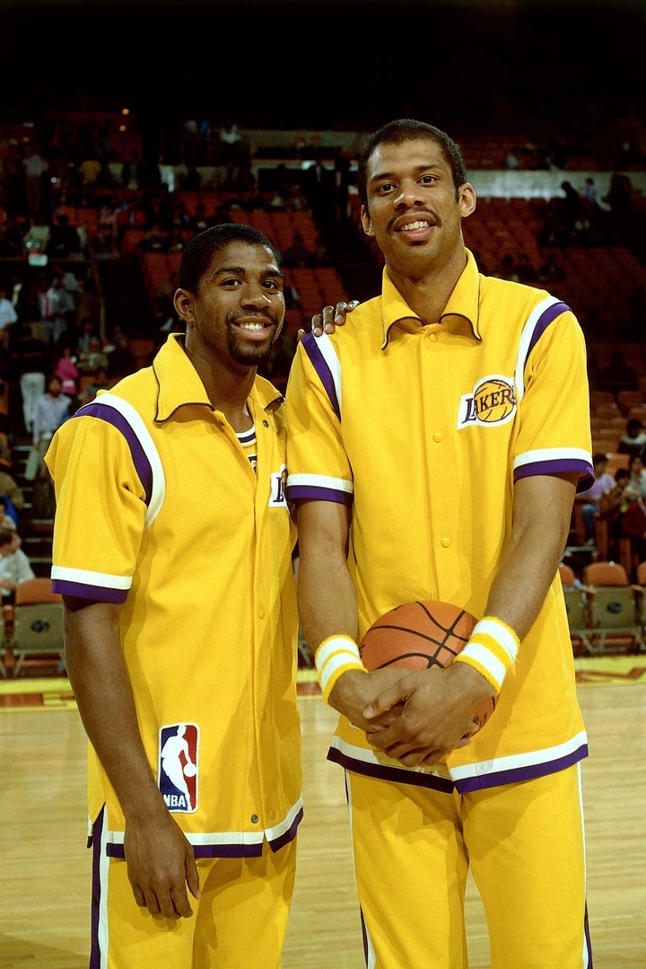 マジック（左）とジャバー（右）は80年代に一世を風靡した“ショータイムバスケット”のメインキャスト。チームは彼らを軸に10年間で５度の優勝を成し遂げた。(C)Getty Images
