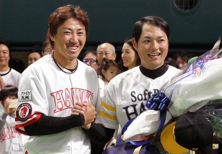 一昨年に現役を退いた摂津氏（右）が、内川（左）ら「おやじ会」のメンバーとインスタライブを行った。写真：朝日新聞社
