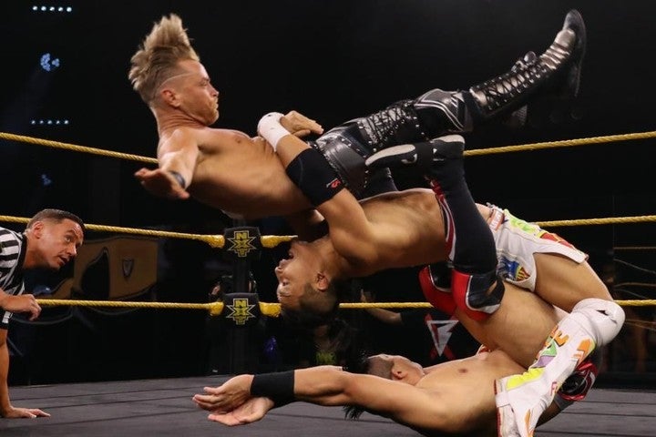アトラスを丸め込みながらマーベリックにジャーマン・スープレックスを放つ離れ技を披露したKUSHIDA。(C)2020 WWE,Inc. All Rights Reserved.