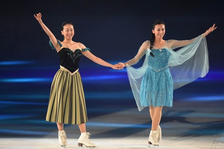 浅田真央さん（左）と舞さん（右）。日本フィギュア界が誇る美人姉妹が浴衣姿を披露した。(C)Getty Images