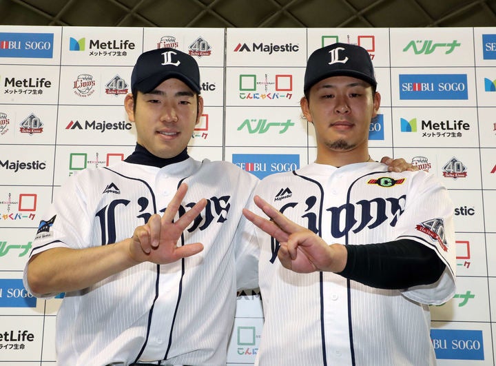菊池(左)と浅村(右)はいずれも18年を最後に退団。10年代を通じて主力の流出が相次いだ。（写真）朝日新聞社