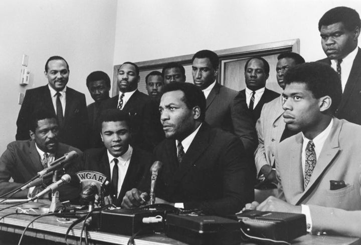 1967年に、アリ（前列左から２人目）が徴兵をボイコットした際の記者会見にも出席。アスリートの中では、公民権運動の先駆者的存在だった。(C)Getty Images