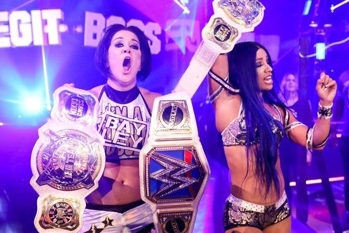 ベイリー＆サーシャ・バンクスが女子タッグ王座を獲得。ベイリーはスマックダウン王者と２冠。(C)2020 WWE,Inc. All Rights Reserved.
