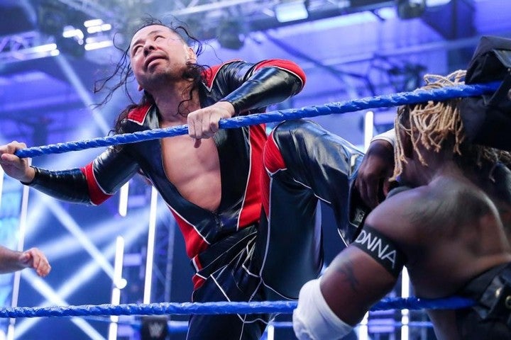 中邑はセザーロとのタッグで、スマックダウンタッグ王者から勝利を挙げた。(C)2020 WWE,Inc. All Rights Reserved.