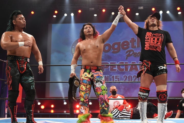 鷹木（左）、高橋（中）内藤（右）のロスインゴが、オカダとYOH&SHO組に勝利。（C)新日本プロレス