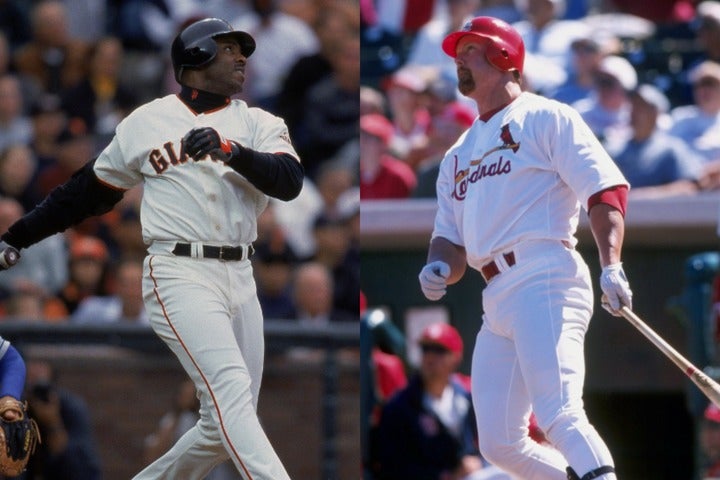 シーズン本塁打記録を樹立したが、その後でステロイド使用が発覚したボンズ（左）とマグワイア（右）のホームランボールは一体いくら？　写真：Getty Images