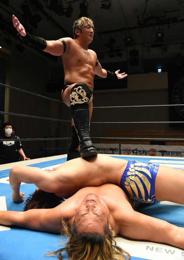 試合後にはリングに駆け付けた飯伏も叩きのめし、「お前らみたいなカスチャンピオン」と息巻いた。（C)新日本プロレス