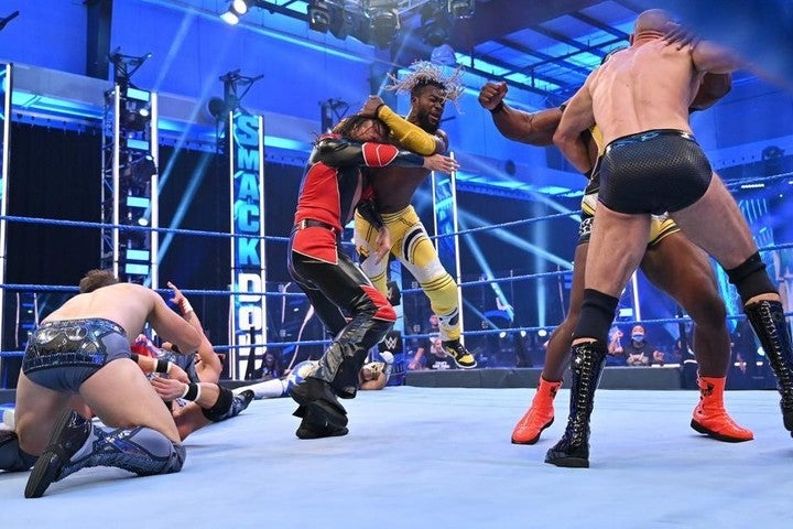 ８人タッグに参戦した中邑は、場外乱闘をしている隙に３カウントを奪われ敗退となった。(C)2020 WWE,Inc. All Rights Reserved.