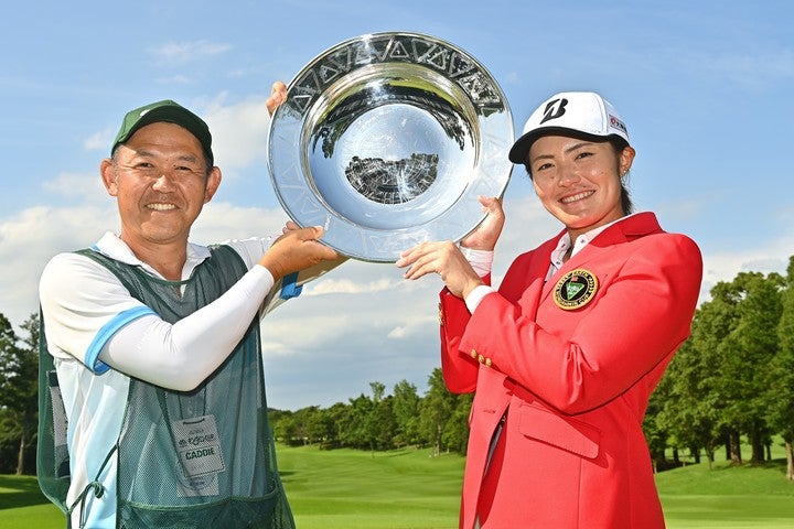５年ぶりのツアー優勝を飾った渡邉（右）とキャディを務めた川口（左）。(C)Getty Images