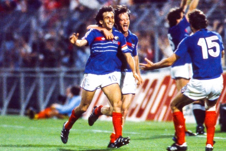 EURO1984ではプラティニ（中央）が大車輪の活躍を見せ、フランスを悲願のビッグトーナメント初優勝に導いた。(C)Getty Images