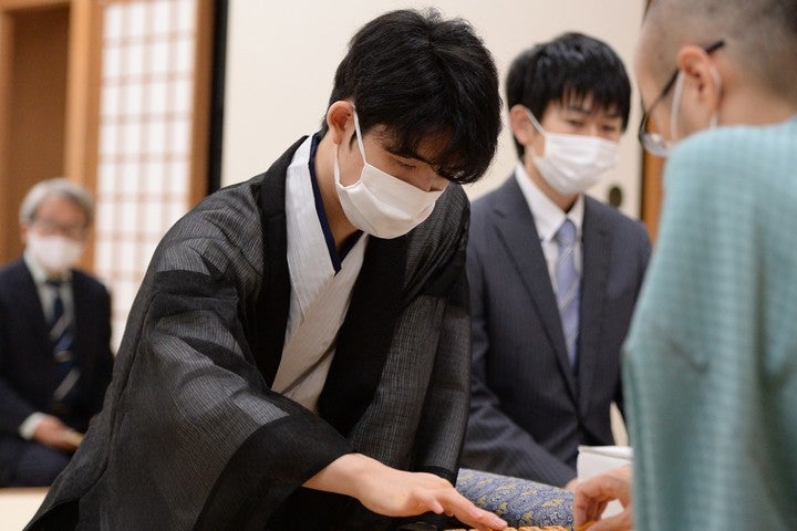 藤井棋聖は史上最年少の17歳でタイトルホルダーとなった。写真：産経新聞社
