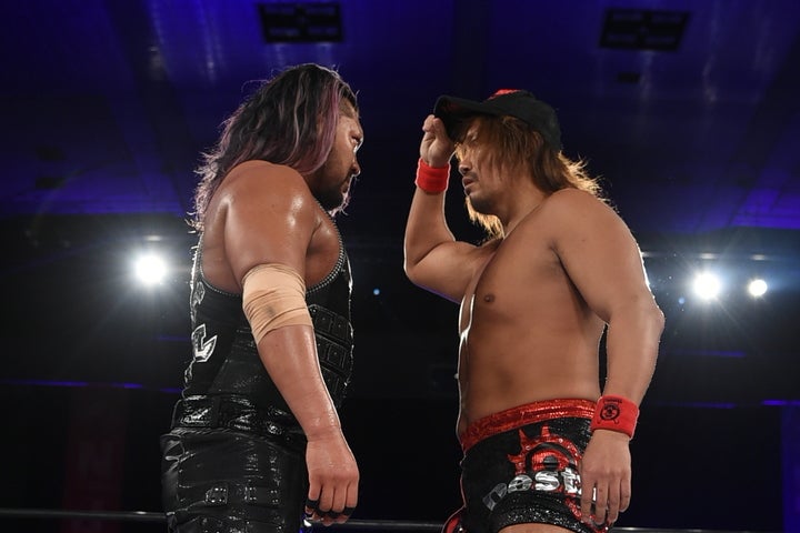 試合後、内藤がリングへ上がり「ベルトのレンタル期間は終了だ」と、EVILにリターンマッチを要求した。（C)新日本プロレス