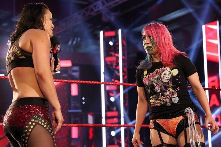 アスカがサーシャにリベンジマッチを要求。シェイナとのからみも見せた。(C)2020 WWE,Inc. All Rights Reserved.
