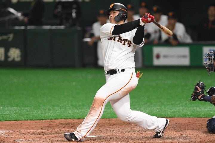 リーグダントツの15本塁打を放っている岡本も８月は打率１割台と本来の状態ではない。写真：徳原隆元