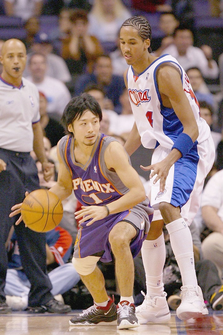日本人初のＮＢＡ選手である田臥勇太は、2004年にサンズで1番をつけてプレーした。（C)Getty Images