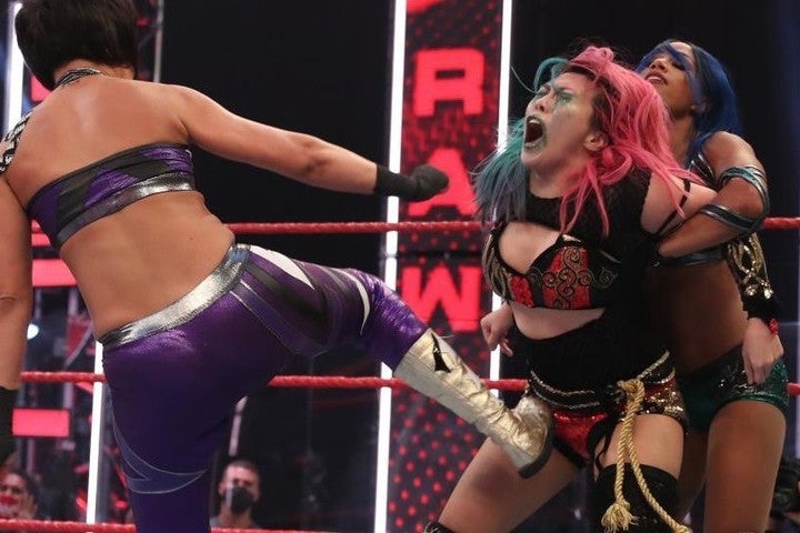 アスカは攻められつつもしのぎ、シェイナとのタッグ戦で勝利。２大王座挑戦への士気は高まるばかりだ。(C)2020 WWE,Inc. All Rights Reserved.