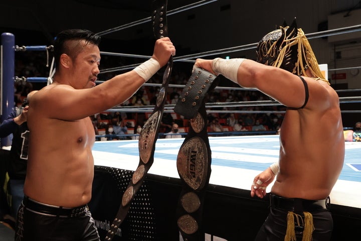 IWGPジュニアタッグ王座に返り咲いた鈴木軍の金丸（左）とデスペラード（右）。（C)新日本プロレス