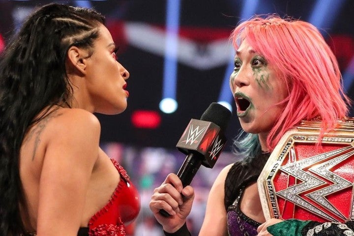 ゼリーナ（左）の挑発に「やれるんかい！」と答えるアスカ（右）(C)2020 WWE,Inc. All Rights Reserved.