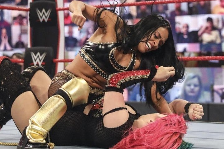 王座挑戦権を得たゼリーナがアスカを襲撃した。(C)2020 WWE,Inc. All Rights Reserved.