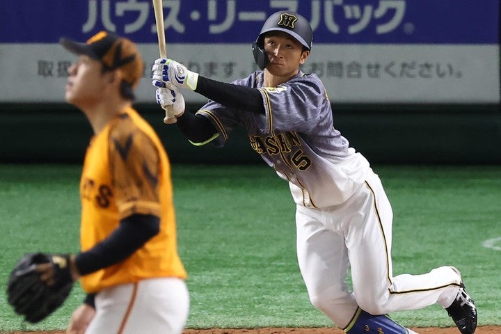 近本は今季の巨人戦で打率１割台ながら５本塁打を放っている。写真：産経新聞社