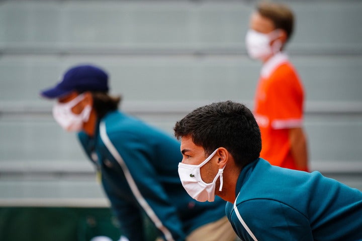 線審やボールキッズはマスクを付けて試合に臨む。観客も当初より著しく減らされる対策が取られた。(C)Getty Images