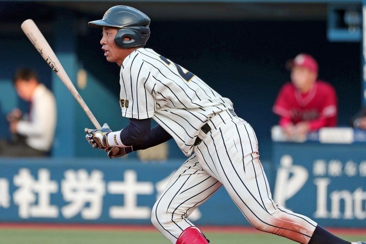 大学球界屈指の強打に加え、遊撃も守れる器用さも古川の魅力だ。写真：産経新聞社