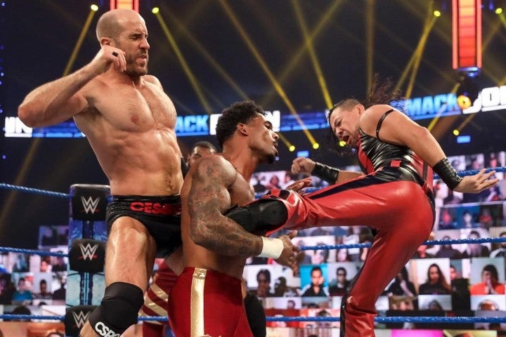 スマックダウンのタッグ、王者ストリート・プロフィッツを追い詰めた中邑＆セザーロだったが…。(C)2020 WWE,Inc. All Rights Reserved.