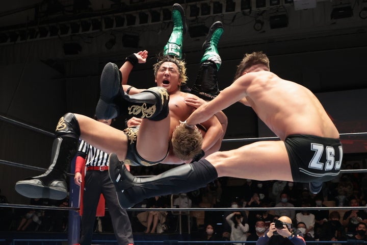 タイチ＆ザックは後藤＆YOSHI-HASHIに一進一退の攻防を繰り広げ、勝利を収めた。(C)新日本プロレス