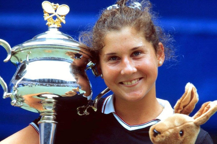1993年、グラフファンに背中を刺される事件を経て、96年の全豪オープンで復活優勝を飾ったセレス。(C)Getty Images