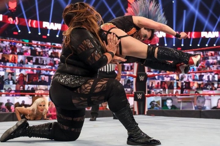 アスカは体格差をものともせず、ナイアを攻め立てた。(C)2020 WWE,Inc. All Rights Reserved.