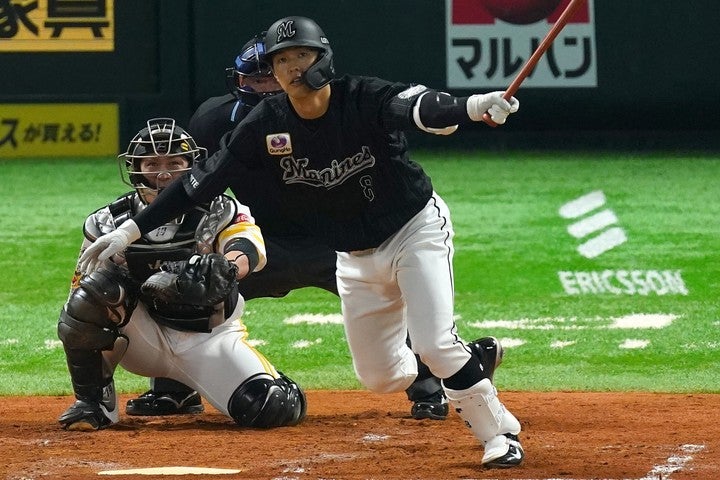 今季、ソフトバンク戦で打率.338とよく打っている中村。ロッテが日本シリーズに出場するためには、彼の活躍が欠かせない。（写真）産経新聞社