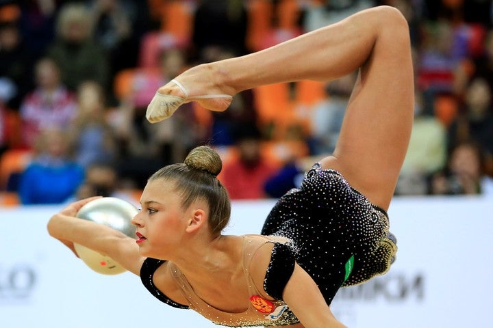 ロシアの新体操美女、ソルダトワが黒いワンピース姿で“180度の足上げ”を披露した。(C)Getty Images