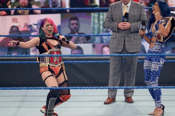 スマックダウンのリングで王者対決を前にサーシャと戦うことが決定したアスカ。(C)2020 WWE,Inc. All Rights Reserved.