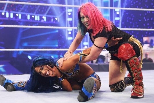 ノンタイトルマッチながら熱い戦いとなったアスカとサーシャ。(C)2020 WWE,Inc. All Rights