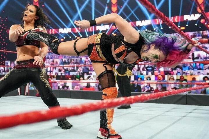 アスカvsラナとの対戦だったはずが、シェイナ＆ナイアが解説席から挑発し、急きょタッグマッチに切り替わった。(C)2020 WWE,Inc. All Rights