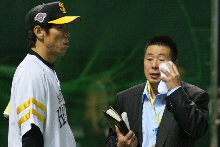 元ソフトバンク球団取締役の小林（写真右。左は秋山幸二元監督）。選手としての実績はないに等しいが、フロントマンとしてホークスの三軍設立を主導した。写真：産経新聞社
