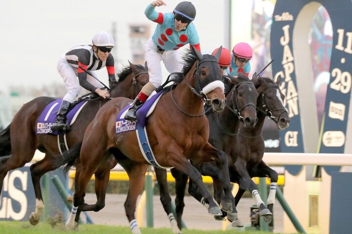 ルメール騎手は「彼女は日本でいちばん強い馬。それを証明できて、とても嬉しい」と愛馬を労った。写真：産経新聞社