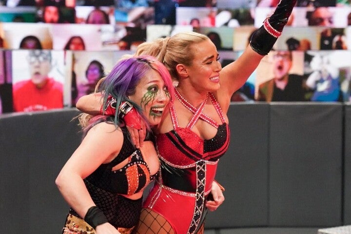 女帝アスカと“最弱”ラナのタッグは、意外にも良いケミストリーを生んでいる。(C)2020 WWE,Inc. All Rights