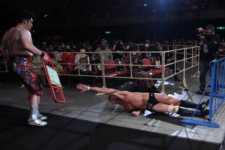 11月に行なわれた争奪戦では、ザックの靴紐を左右で結びリングアウト勝利を収めた矢野。（C)新日本プロレス