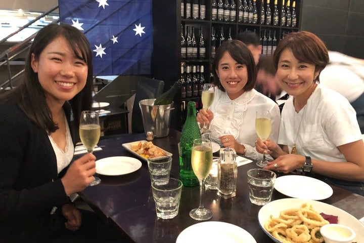 年始の全豪オープンの際は、現地で共に食事を楽しんだ加藤（中央）と日比野（左）。右は元プロテニスプレーヤーの森上亜希子さん。写真：内田暁