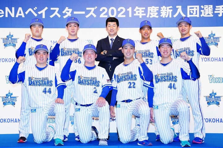 三浦新監督（写真中央）のもと、新たにスタートする来季のDeNAに、８人の新人選手が加わった。写真：球団提供