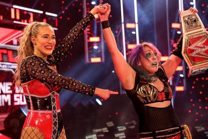 アスカ（右）とラナ（左）が『TLC』でナイア＆シェイナに挑戦する。(C)2020 WWE,Inc. All Rights