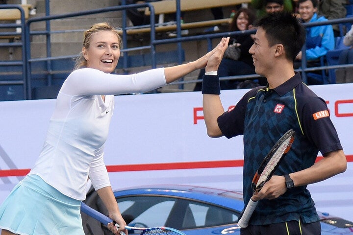 2015年にはカリフォルニアのエキジビションマッチにて共にテニスを楽しんだシャラポワ（左）と錦織（右）。（C）Getty Images
