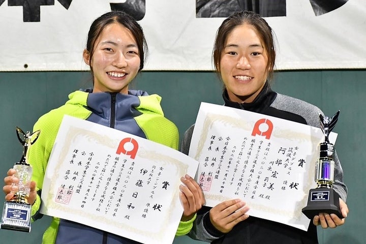 インカレを制した阿部（右）と準優勝の伊藤日和（左）。２人は小学生時代に同じクラブに在籍し、手の内を知る仲だったという。写真：全日本学生テニス連盟