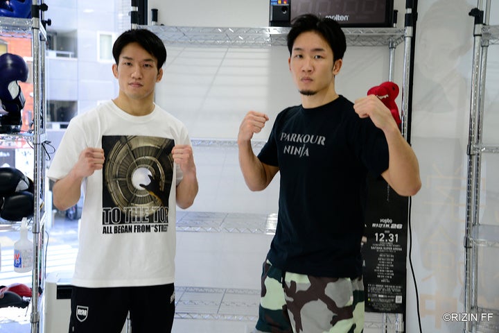 兄弟揃って公開練習を行なった後、記者会見を行った朝倉未来（右）、海（左）（C）RIZIN FF