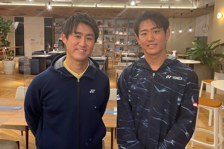 ツアーコーチの兄、靖雄（左）とプロ選手として活躍する弟の良仁（右）がオンラインイベントで軽快なトークを繰り広げた。写真：HIS