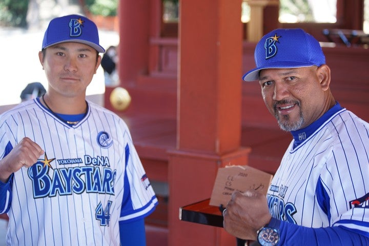 佐野(左)をはじめ若手の育成にラミレス監督が貢献したのは事実。その一方でマイナス面も少なくなかった。写真：萩原孝弘
