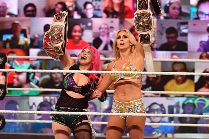 アスカ＆シャーロットというドリームタッグが急遽結成。女子王座をシェイナ＆ナイアから奪還した。(C)2020 WWE,Inc. All Rights Reserved.